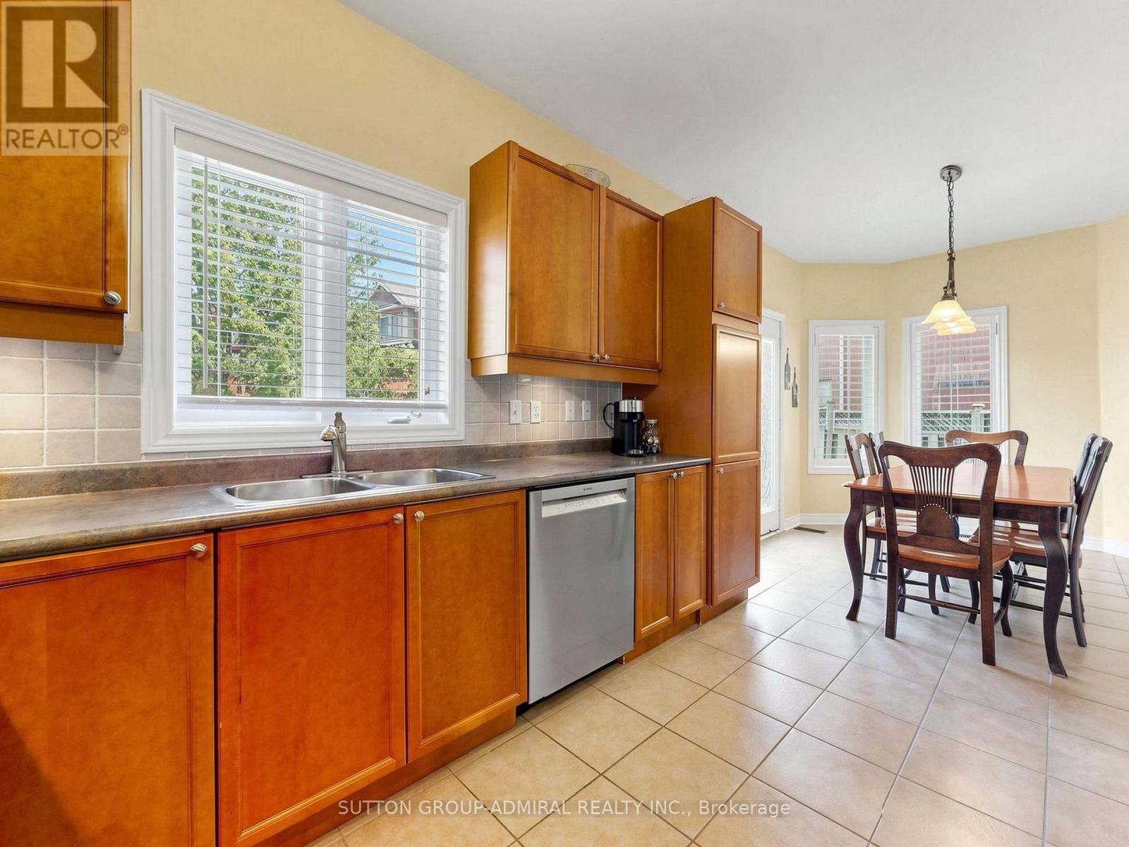 22 Canyon Hill Avenue, Richmond Hill, Ontario  L4C 0S3 - Photo 13 - N13646586