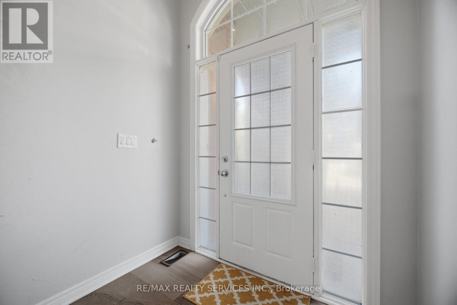 72 Rockman Crescent, Brampton, Ontario  L7A 3Z9 - Photo 5 - W13646384