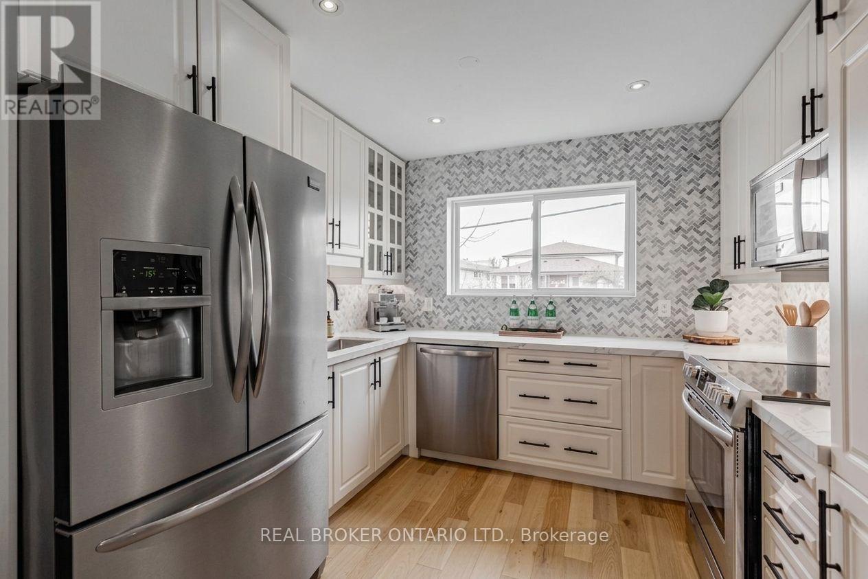 Upper - 25 Newlin Crescent, Toronto, Ontario  M3L 1X5 - Photo 2 - W13646392