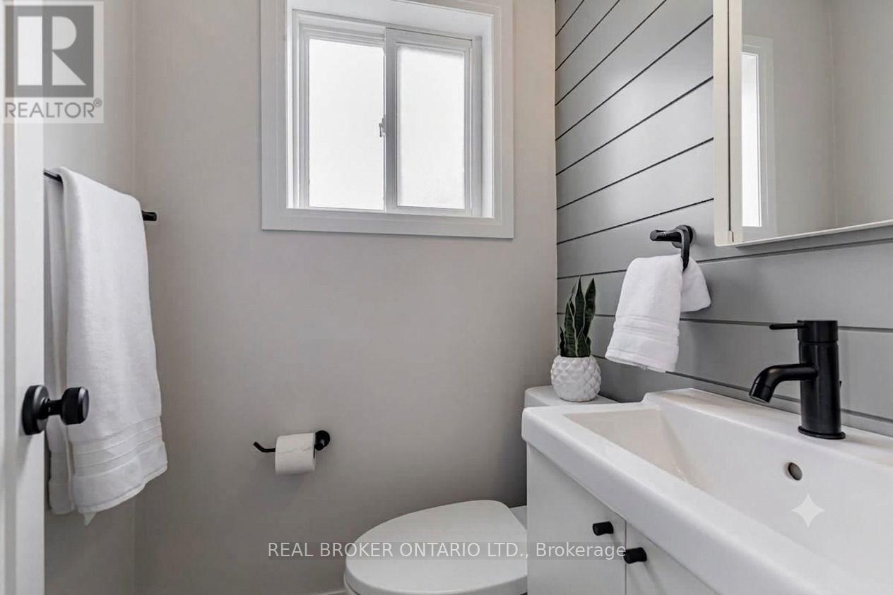 Upper - 25 Newlin Crescent, Toronto, Ontario  M3L 1X5 - Photo 6 - W13646392