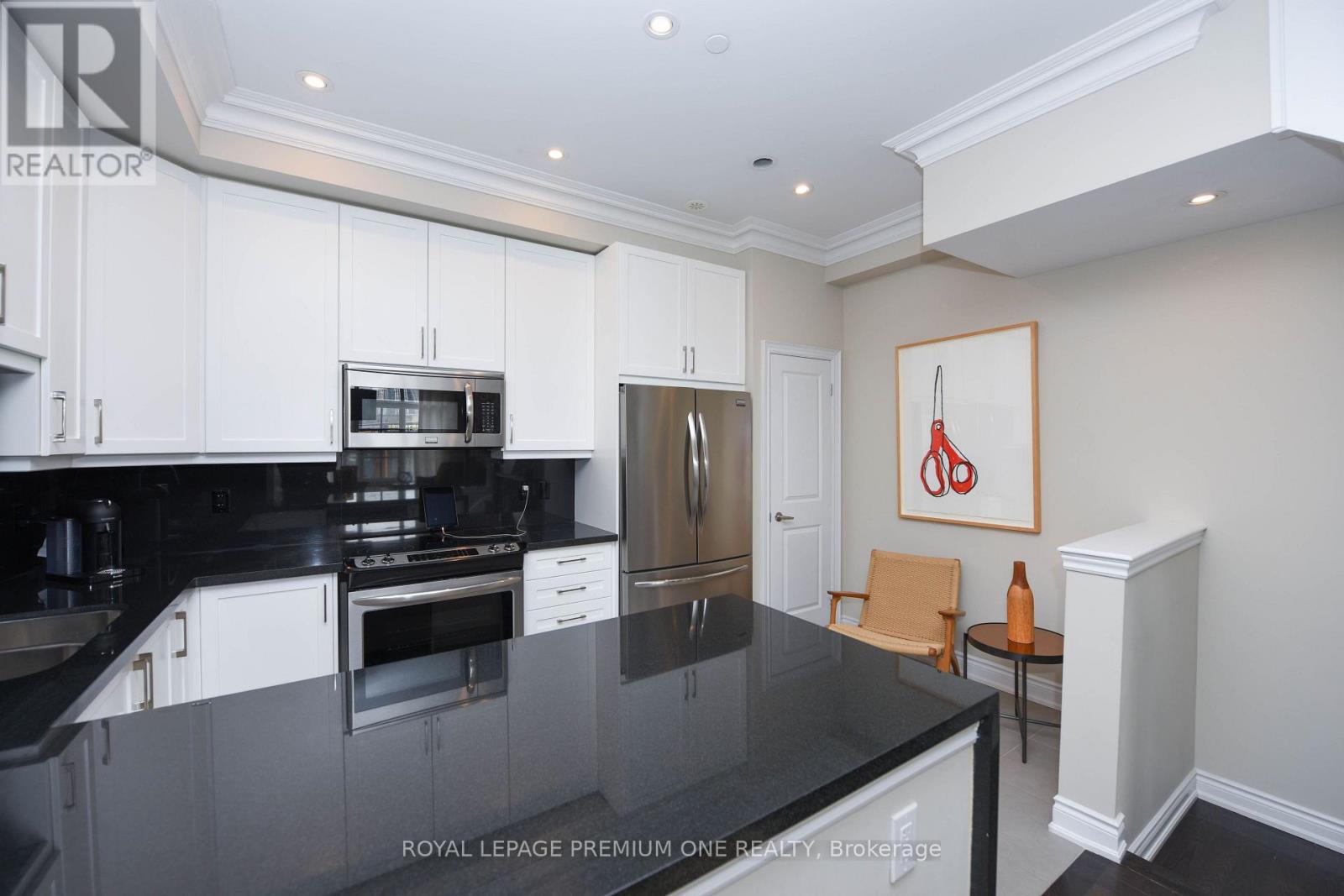 6a Acorn Avenue, Toronto, Ontario M9B 0B7 - Photo 6 - W13646436