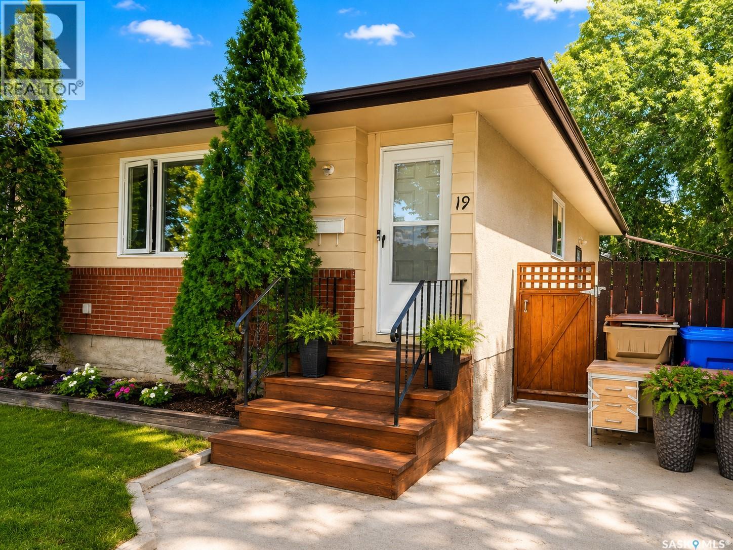 19 Cooper Crescent, Regina, Saskatchewan  S4R 4J8 - Photo 2 - SK044761