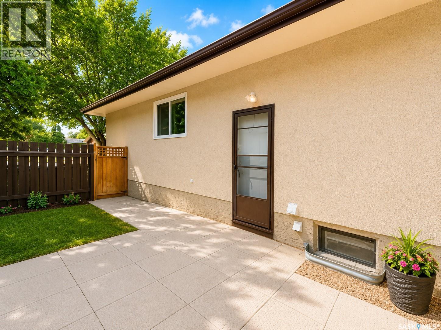 19 Cooper Crescent, Regina, Saskatchewan  S4R 4J8 - Photo 3 - SK044761