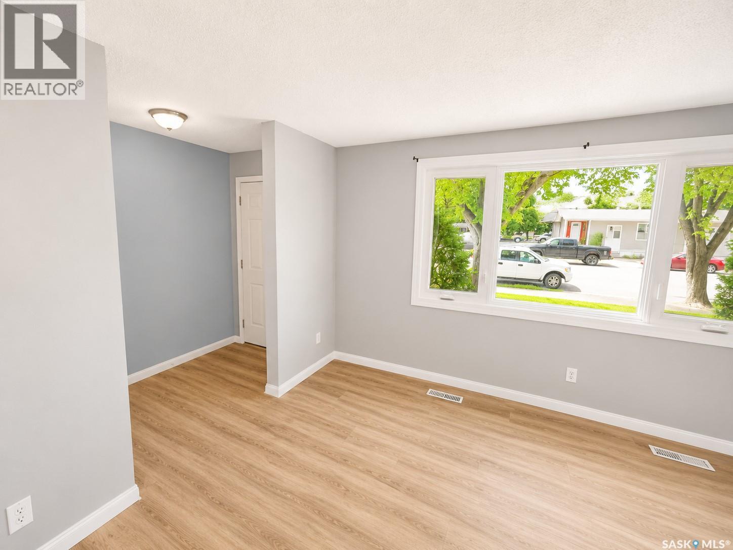 19 Cooper Crescent, Regina, Saskatchewan  S4R 4J8 - Photo 4 - SK044761