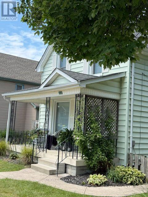 9 Beech Street, Port Colborne, Ontario  L3K 3N7 - Photo 2 - X12870192