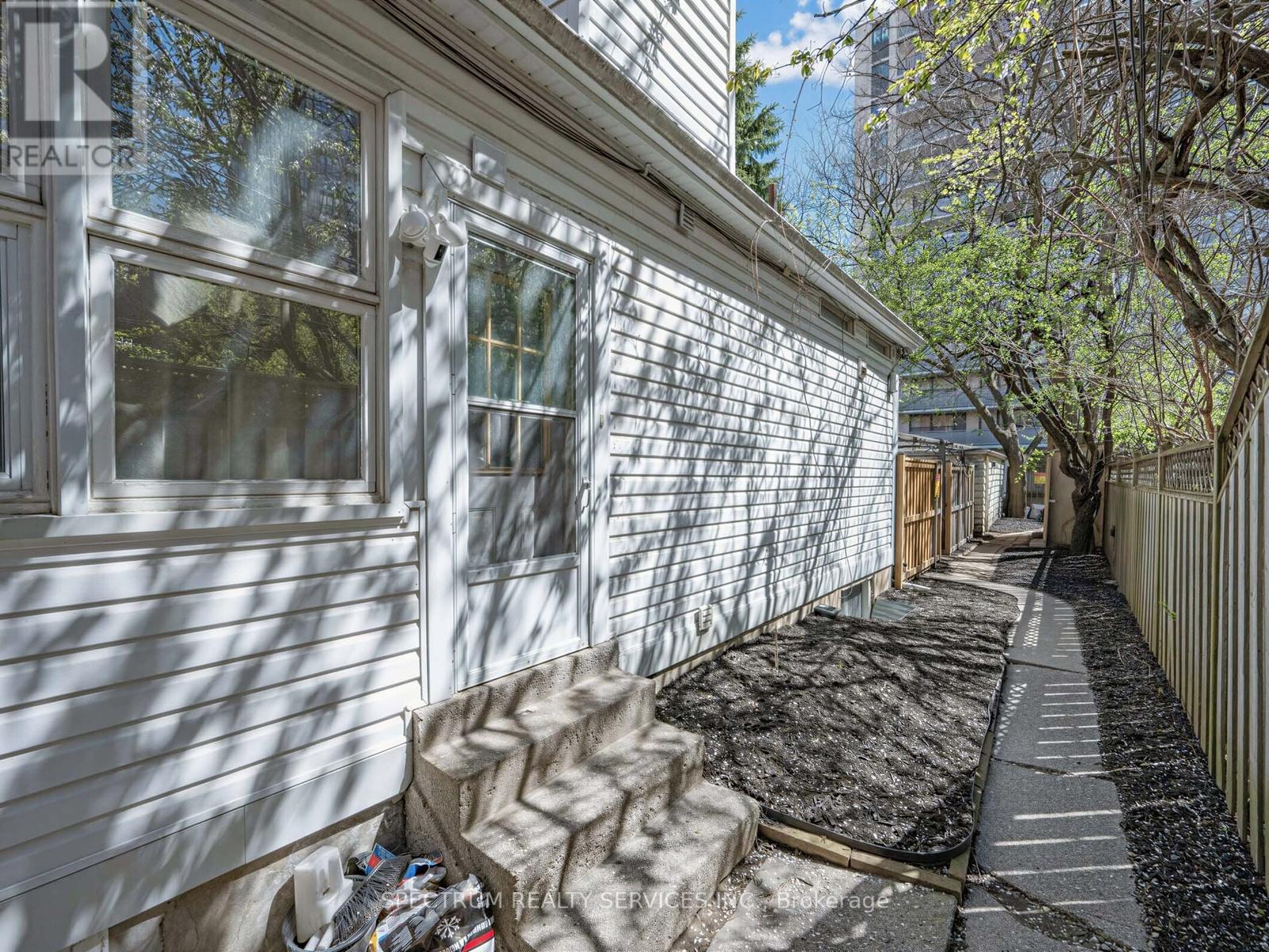 29 Raglan Avenue, Toronto, Ontario  M6C 2K7 - Photo 31 - C13646762