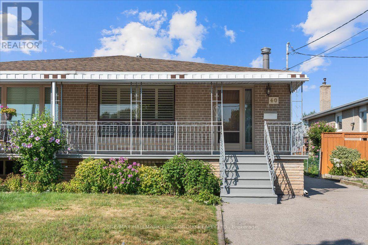 <div class="slider-price">$819,000</div><p>40 Cherrylawn Avenue, Toronto, Ontario</p>
