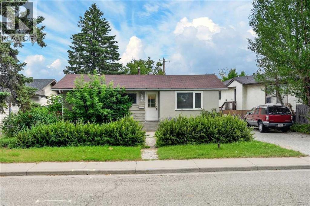 7804 34 Avenue NW, Calgary, Alberta  T3B 1P3 - Photo 1 - A2327515