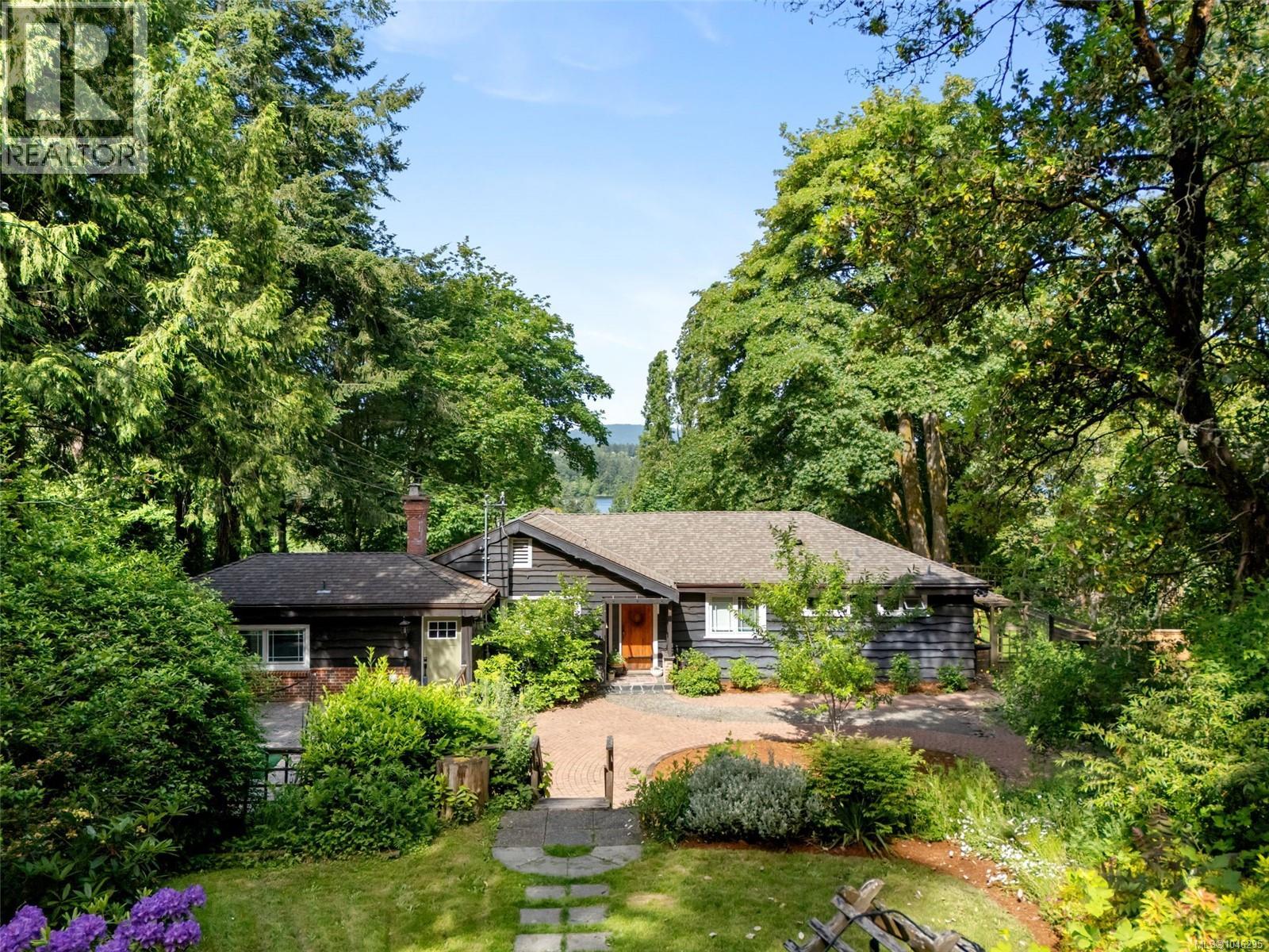 5168 Santa Clara Ave, Saanich, British Columbia  V8Y 1W4 - Photo 1 - 1046295