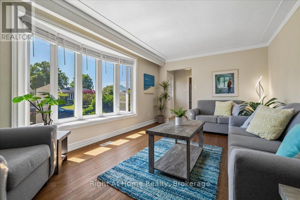 275 Kent Crescent, Burlington, Ontario  L7L 4T2 - Photo 9 - W13646886