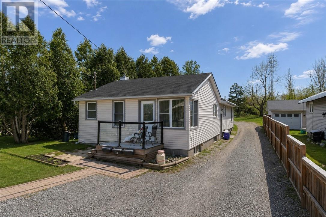 17 Clairmont Street, Greater Sudbury, Ontario  P3B 3S4 - Photo 1 - 2129645