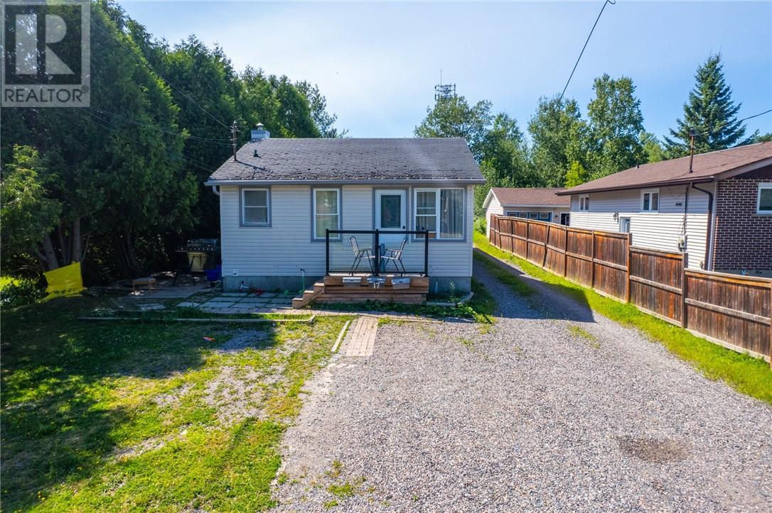 17 Clairmont Street, Greater Sudbury, Ontario  P3B 3S4 - Photo 2 - 2129645