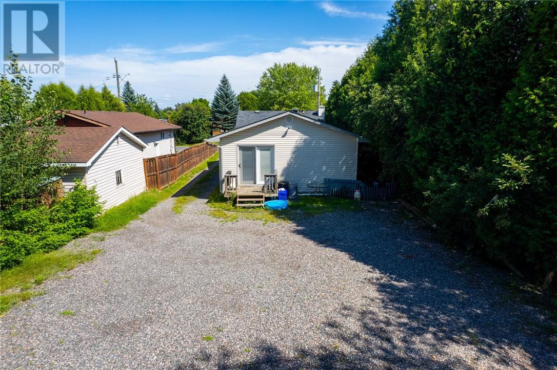 17 Clairmont Street, Greater Sudbury, Ontario  P3B 3S4 - Photo 3 - 2129645