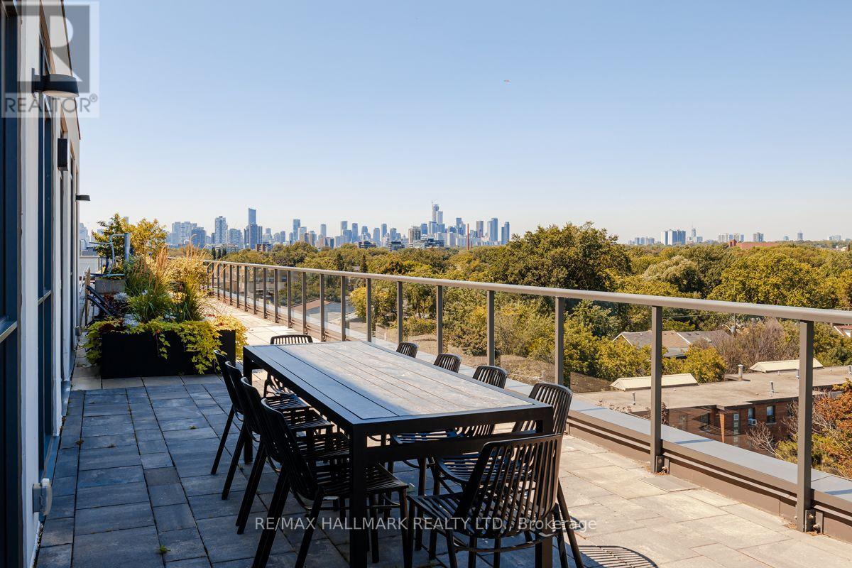 <div class="slider-price">$699,900</div><p>403 - 1331 Queen Street E, Toronto, Ontario</p>