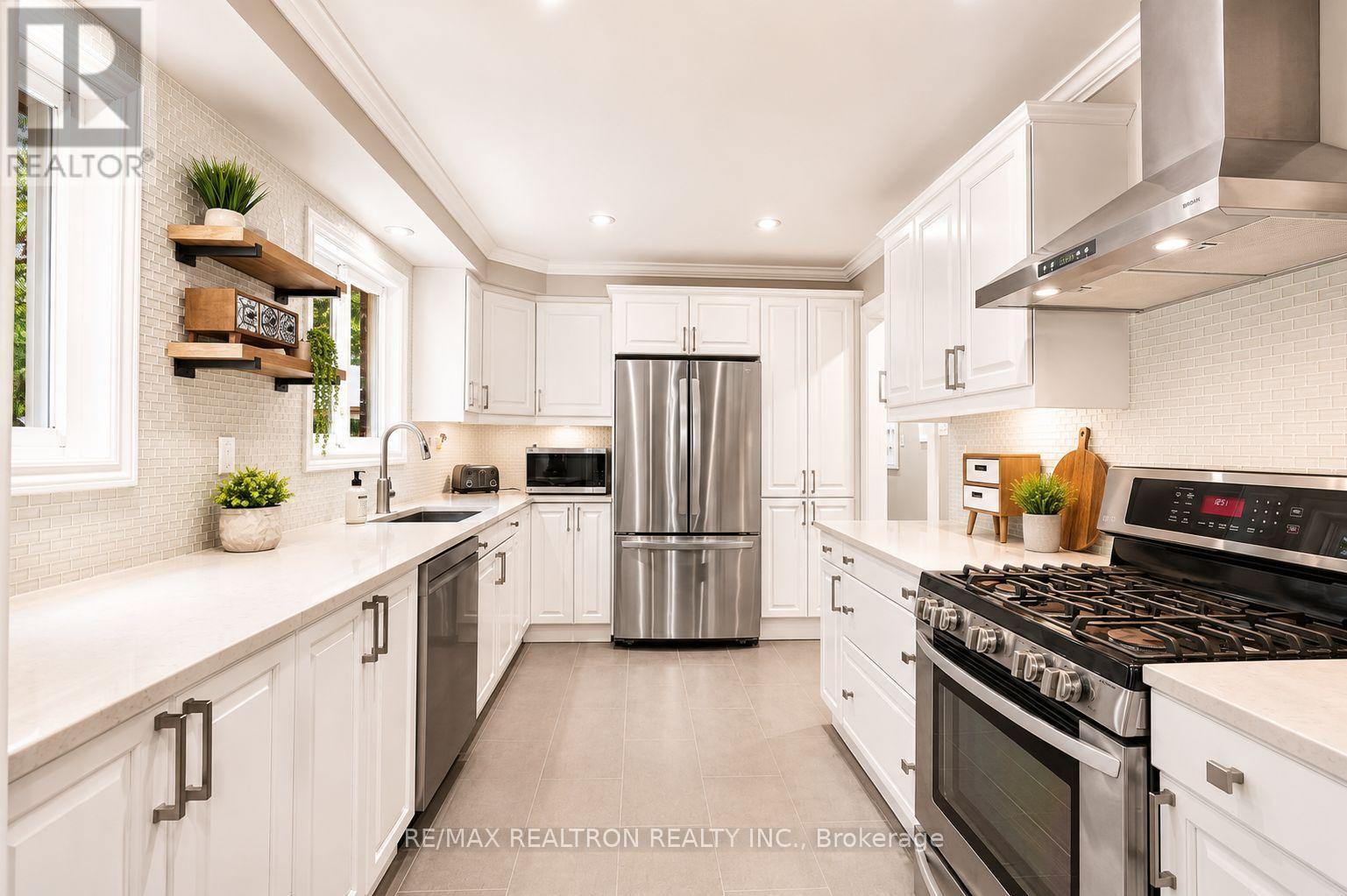 15 Park Road, Bradford West Gwillimbury, Ontario  L0G 1B0 - Photo 12 - N13646930