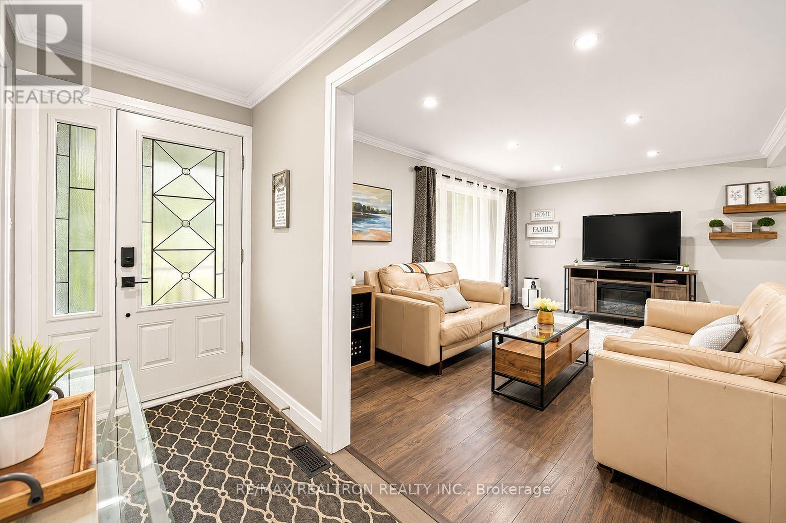 15 Park Road, Bradford West Gwillimbury, Ontario  L0G 1B0 - Photo 5 - N13646930