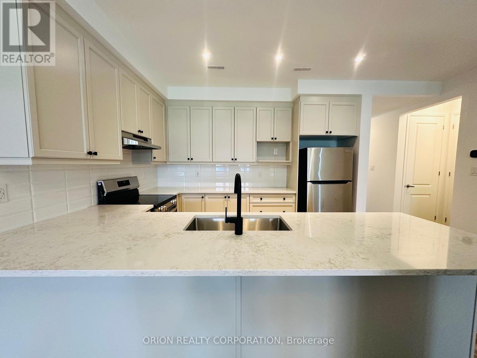 719 Sargeant Place, Innisfil, Ontario  L9S 0S9 - Photo 2 - N13647020