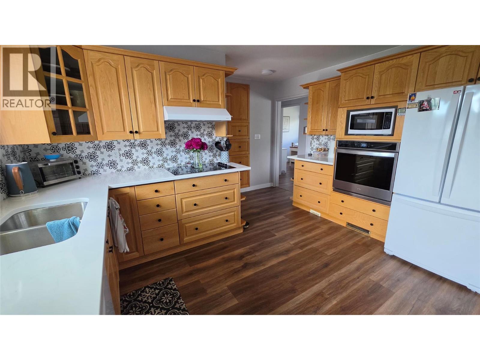 1533 116 Avenue, Dawson Creek, British Columbia  V1G 4N8 - Photo 3 - 10392955