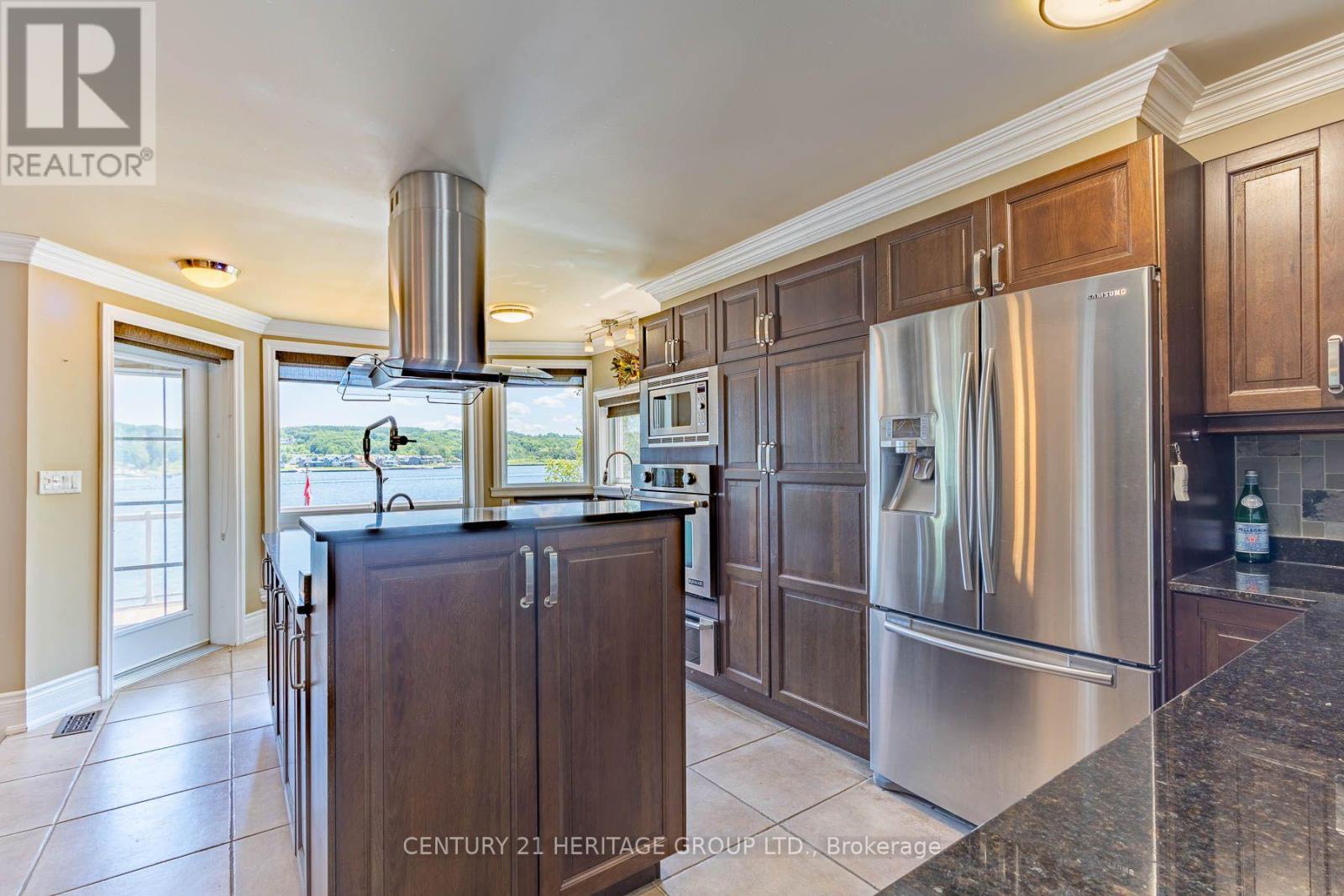 405 Champlain Road, Penetanguishene, Ontario  L9M 1S3 - Photo 4 - S13646934