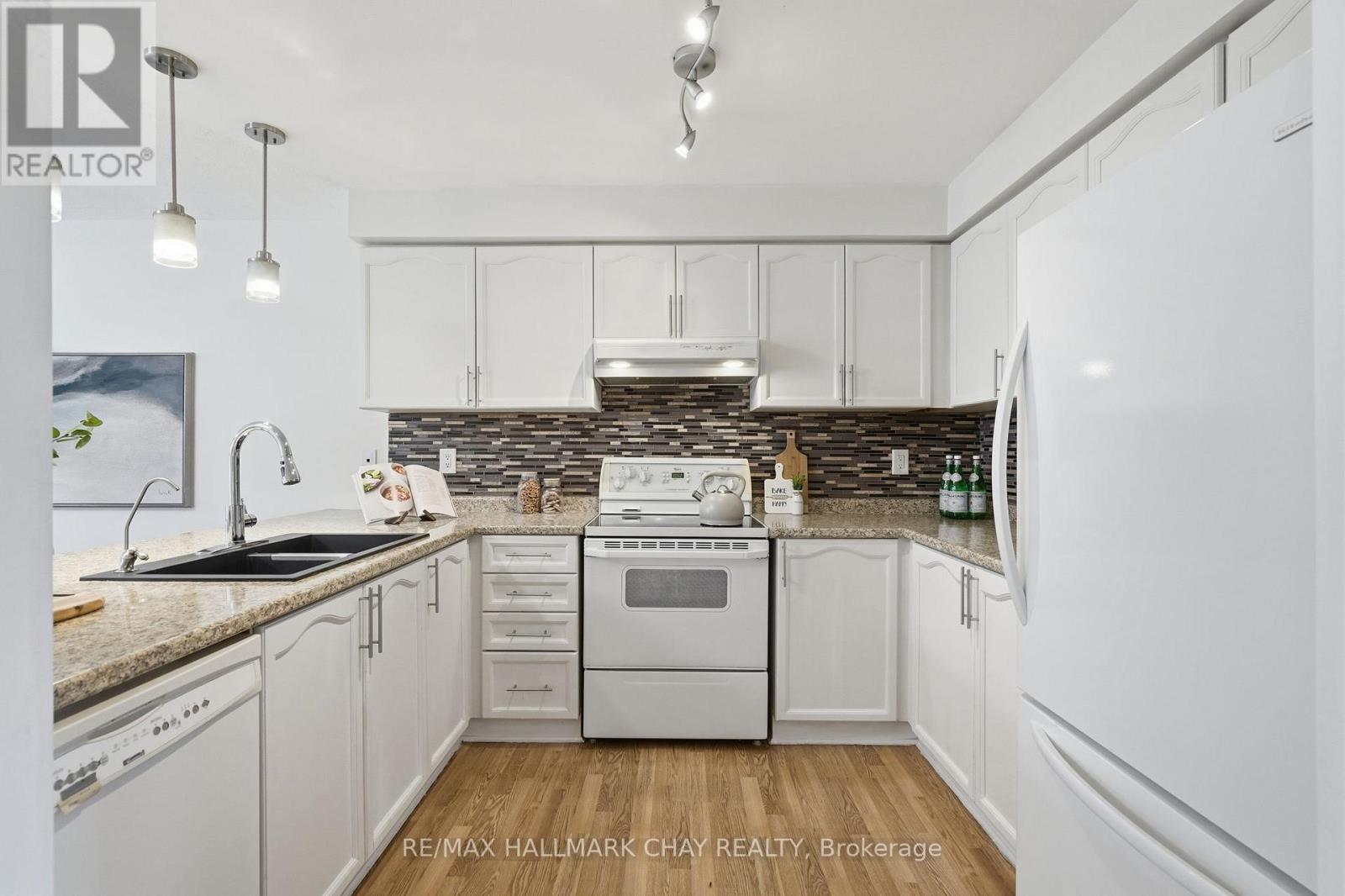 4 Hawthorne Crescent, Barrie, Ontario  L4N 8K1 - Photo 7 - S13576594