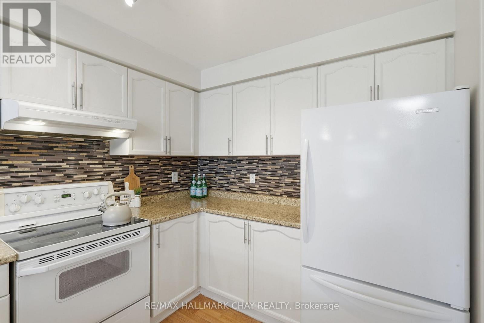 4 Hawthorne Crescent, Barrie, Ontario  L4N 8K1 - Photo 9 - S13576594