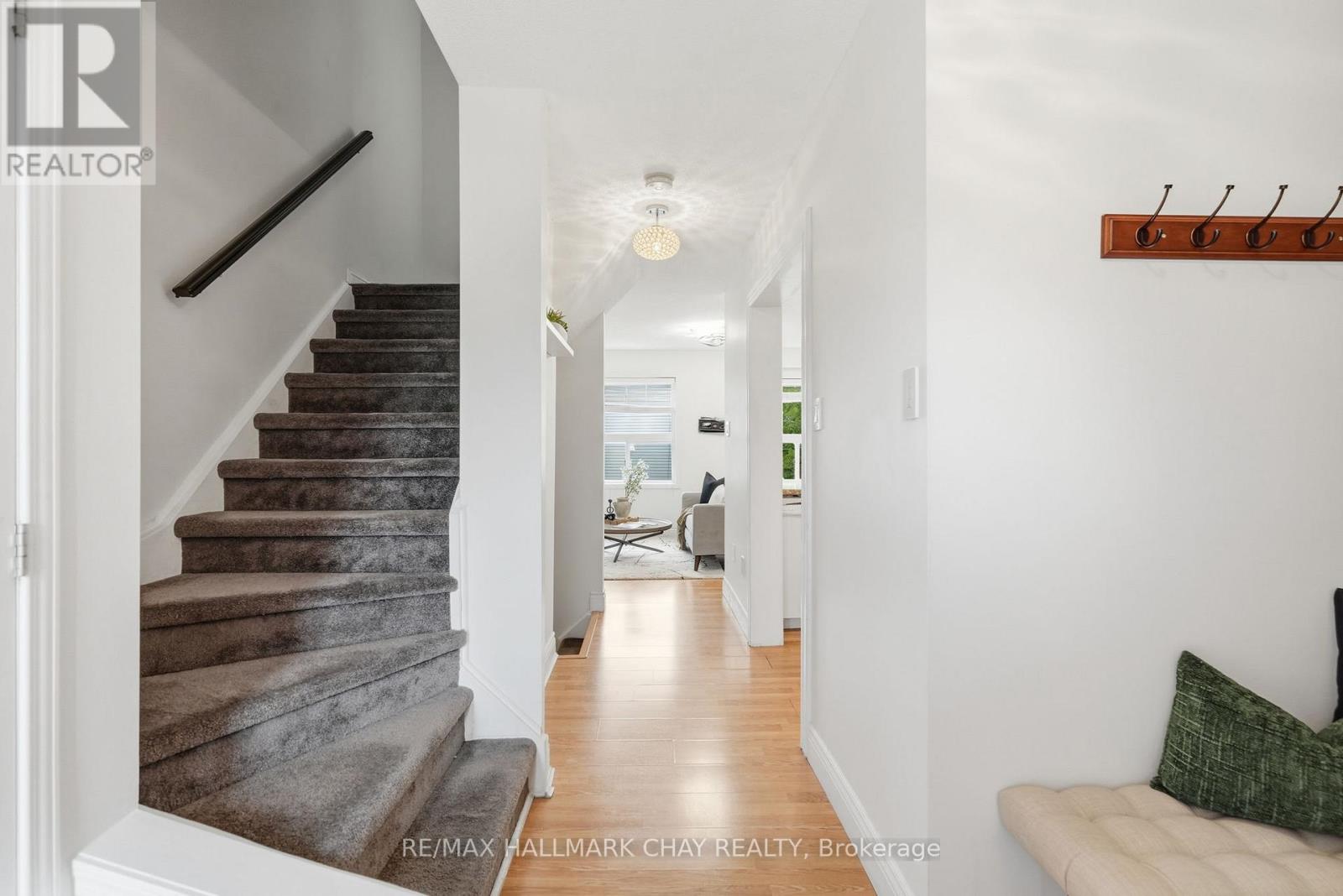 4 Hawthorne Crescent, Barrie, Ontario  L4N 8K1 - Photo 4 - S13576594