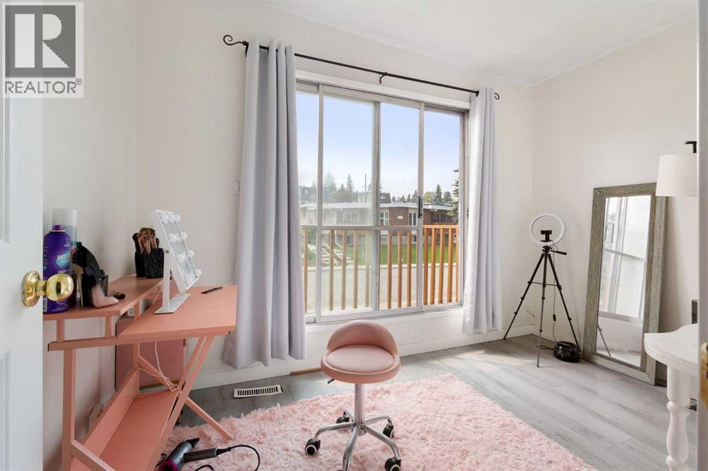 11268 6  SW, Calgary, Alberta  T2W 1V9 - Photo 2 - A2335391