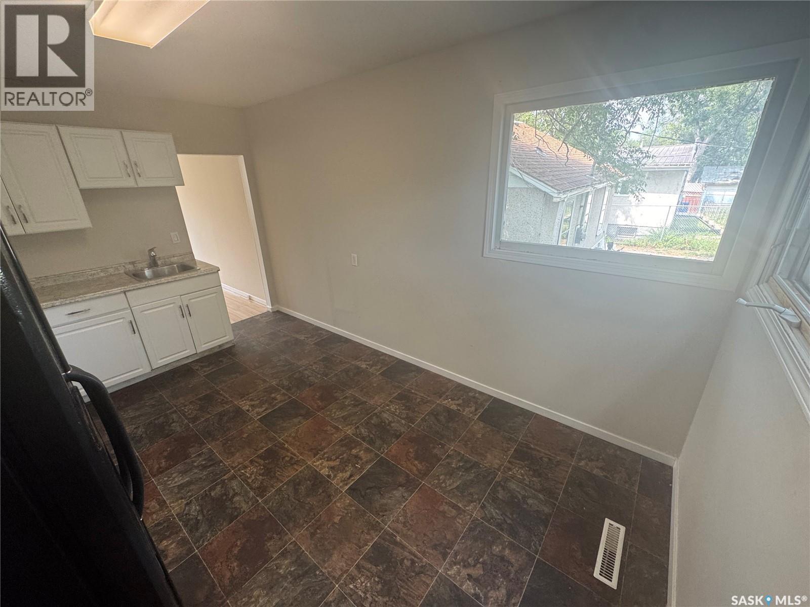 755 Cameron Street, Regina, Saskatchewan  S4T 2S5 - Photo 5 - SK044807