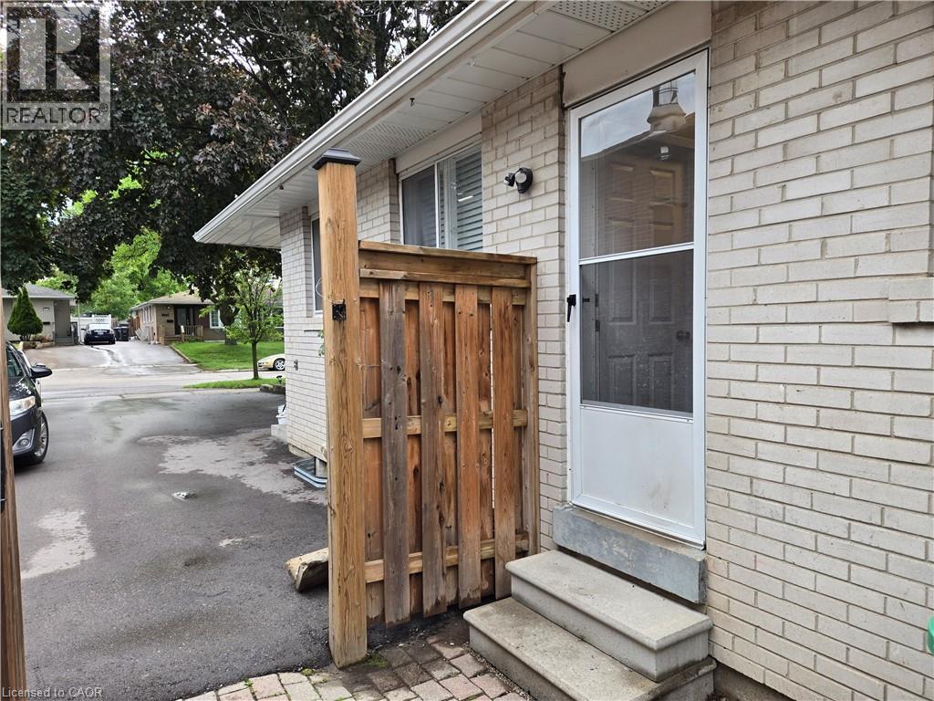 2026 Fontwell Crescent Unit# B, Peel, Ontario  L5J 2G7 - Photo 3 - 40853815