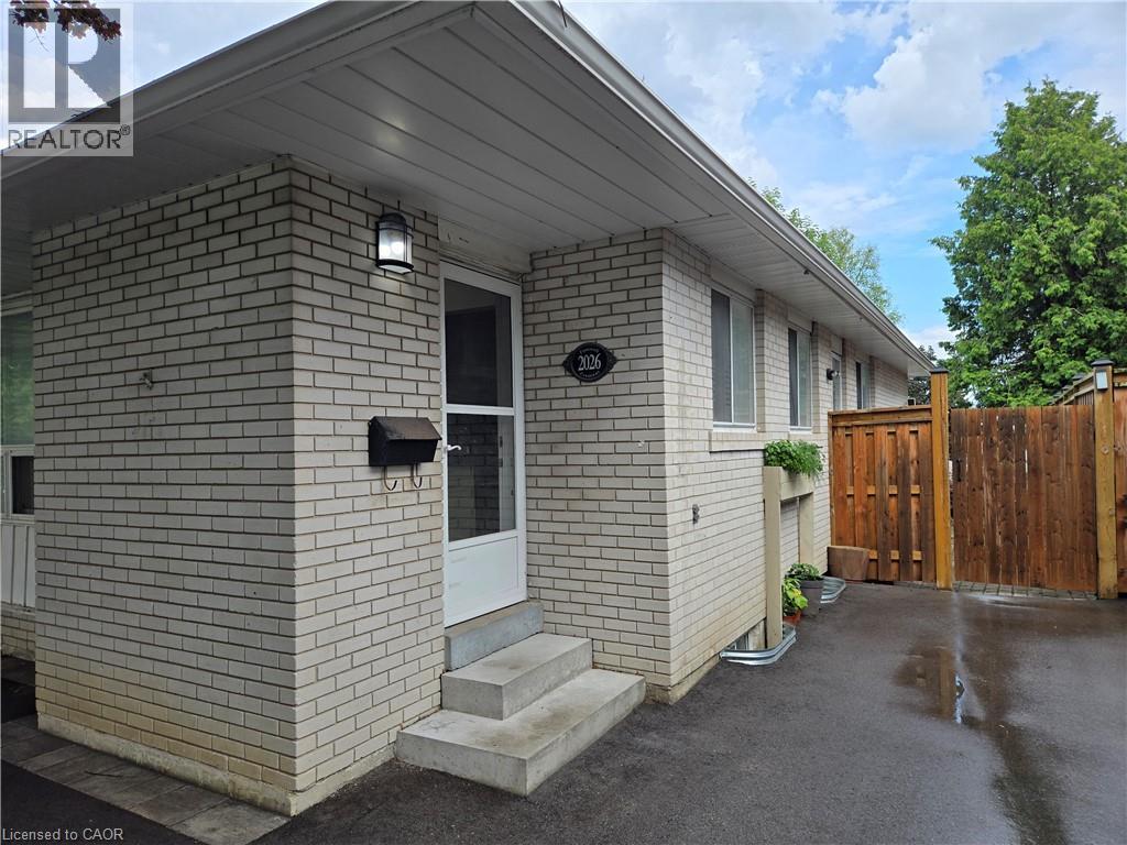 2026 Fontwell Crescent Unit# B, Peel, Ontario  L5J 2G7 - Photo 2 - 40853815