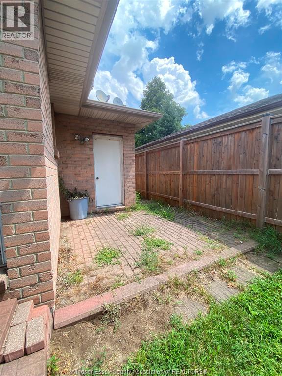 1087 Brookview Crescent, Windsor, Ontario N8W 5H3 - Photo 4 - 26019050