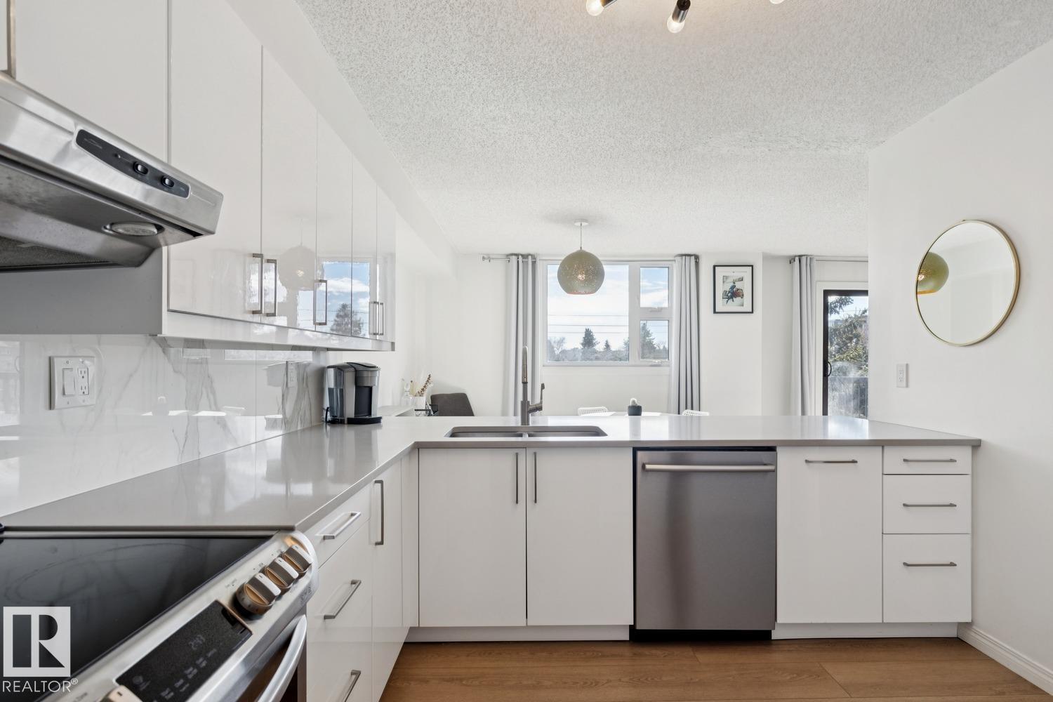 #401 10545 Saskatchewan Dr NW, Edmonton, Alberta T6E 6C6 - Photo 2 - E4502458