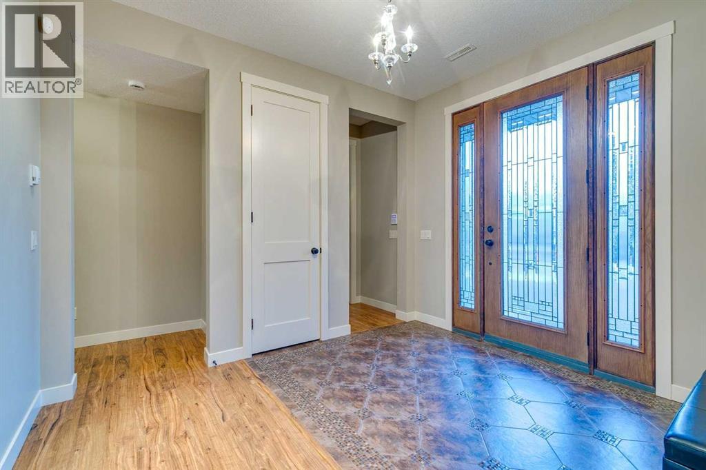 215 Patton Court SW, Calgary, Alberta  T2V 5G4 - Photo 4 - A2333869