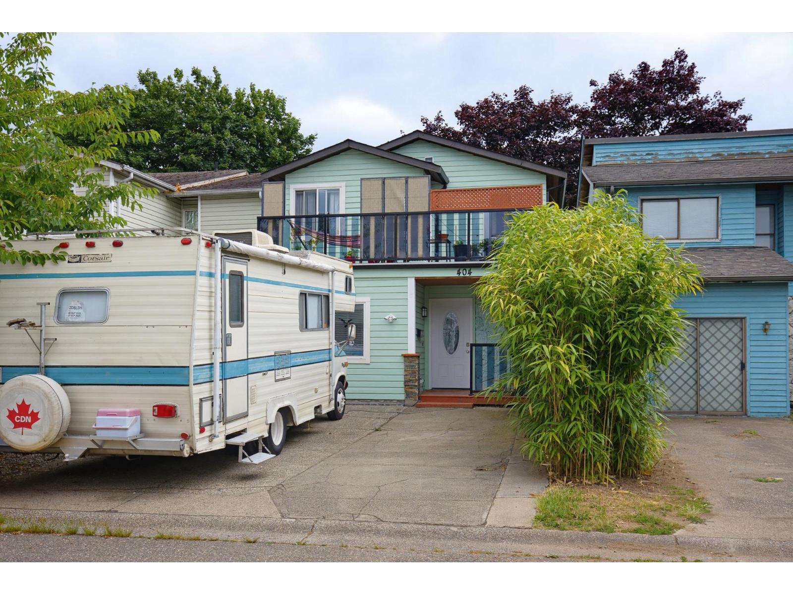 404 Bruneau Place, Langley, British Columbia  V4W 3K9 - Photo 2 - R3141816