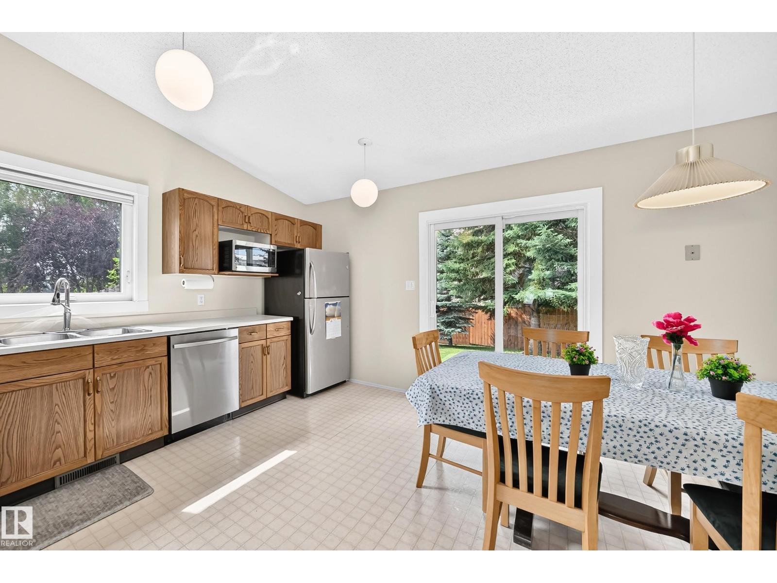 2404 37 St NW, Edmonton, Alberta  T6L 6E3 - Photo 1 - E4502474