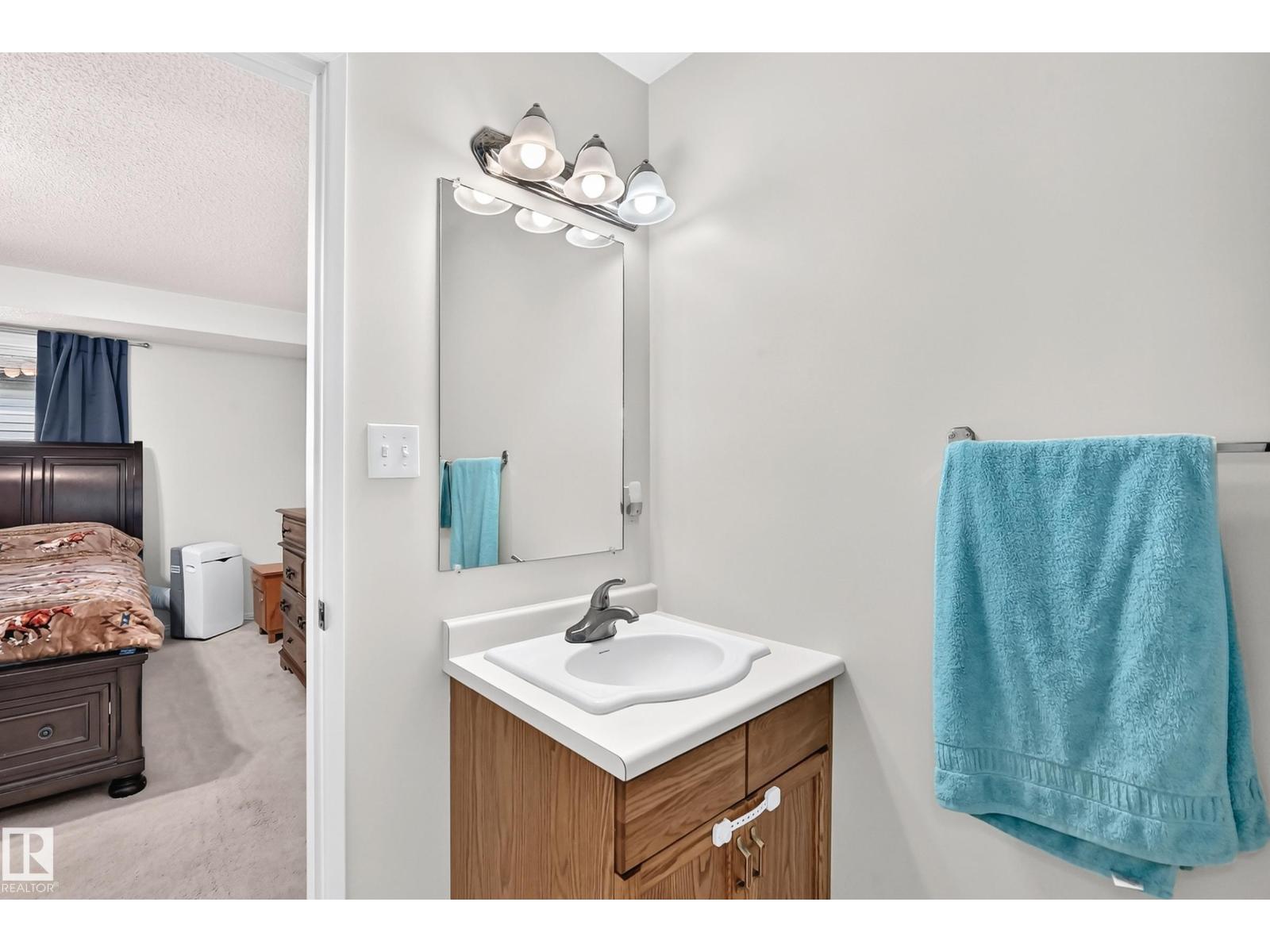 2404 37 St NW, Edmonton, Alberta  T6L 6E3 - Photo 11 - E4502474