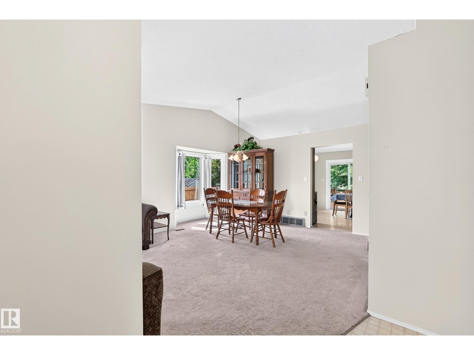 2404 37 St NW, Edmonton, Alberta  T6L 6E3 - Photo 2 - E4502474