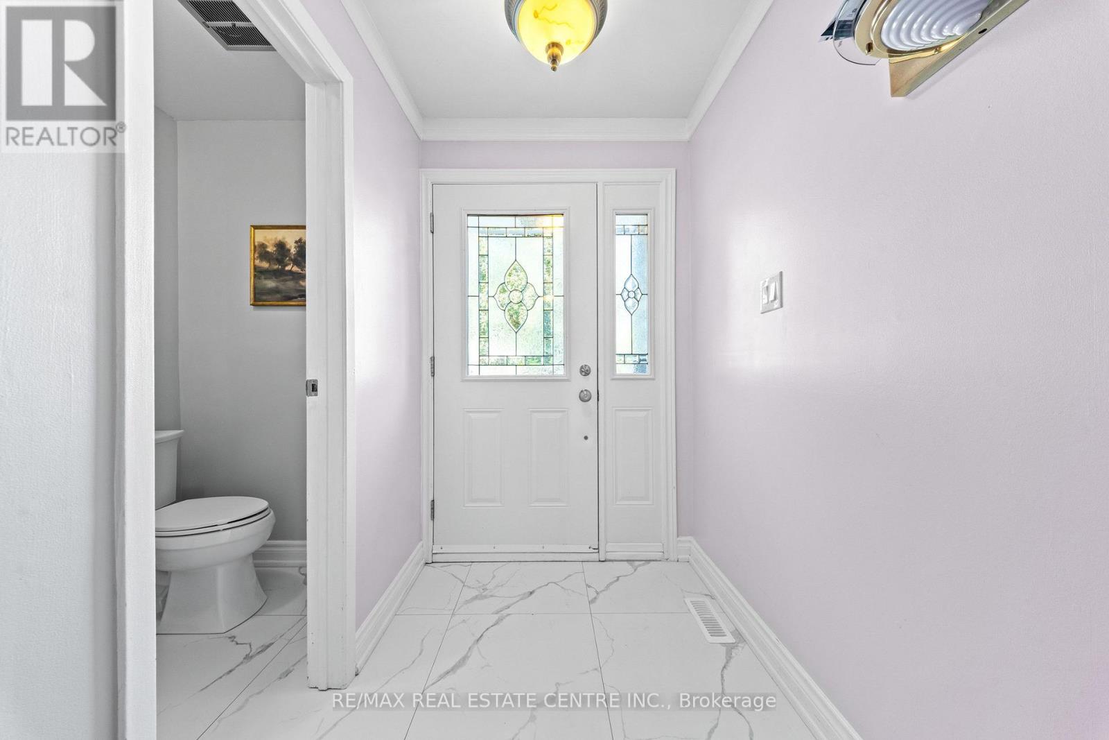 27 Jefferson Road, Brampton, Ontario  L6S 2G6 - Photo 4 - W13647314
