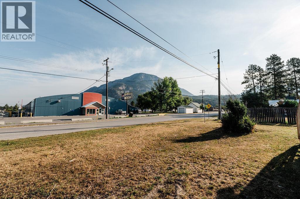 8948 Rundle Place, Canal Flats, British Columbia  V0B 1B0 - Photo 6 - 10396815