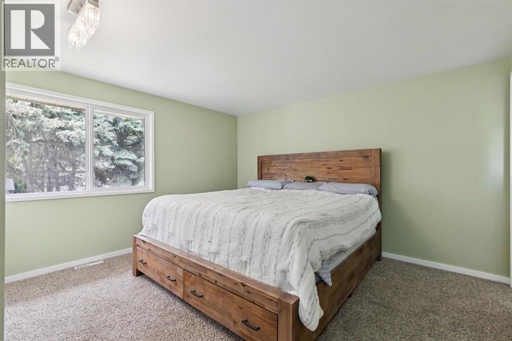 28 Cantrell Bay SW, Calgary, Alberta  T2W 2C2 - Photo 12 - A2319747