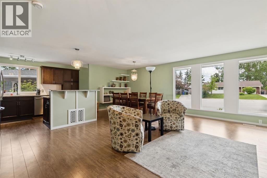 28 Cantrell Bay SW, Calgary, Alberta  T2W 2C2 - Photo 2 - A2319747