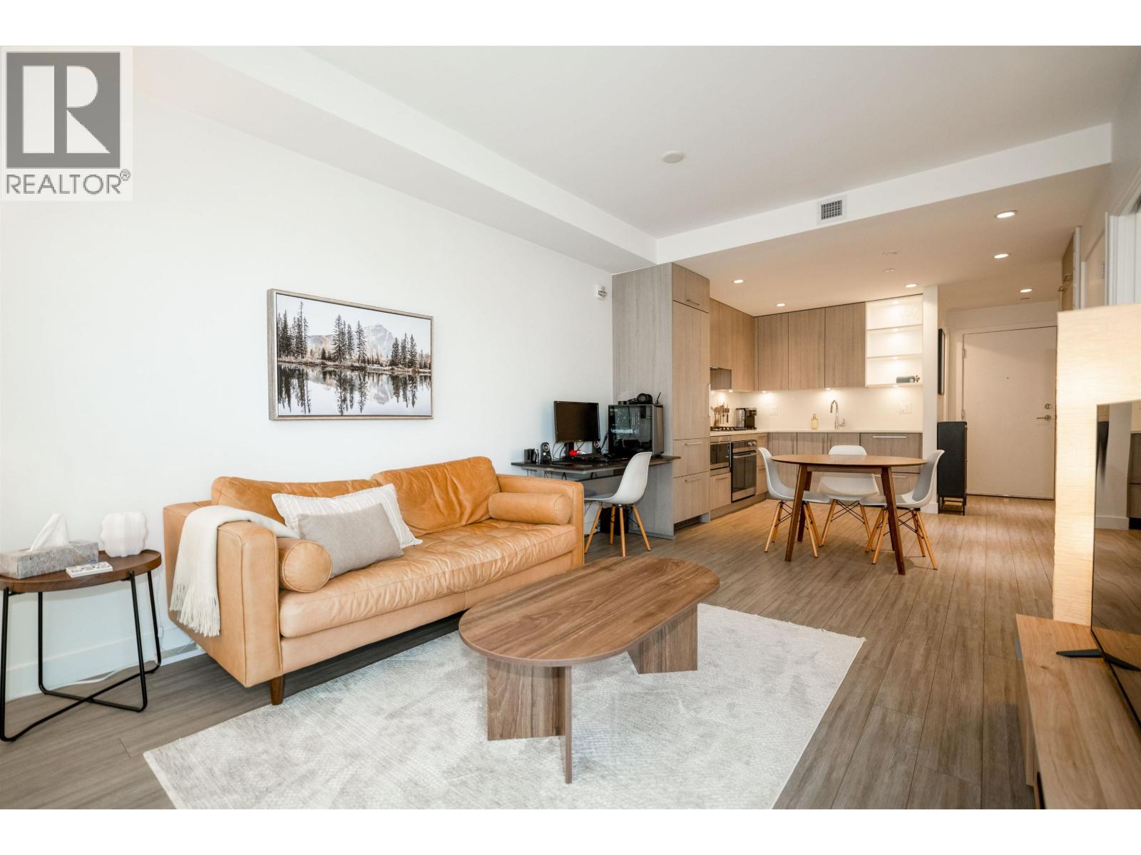 214 707 3rd Street East, North Vancouver, British Columbia  V7L 1G8 - Photo 2 - R3153468