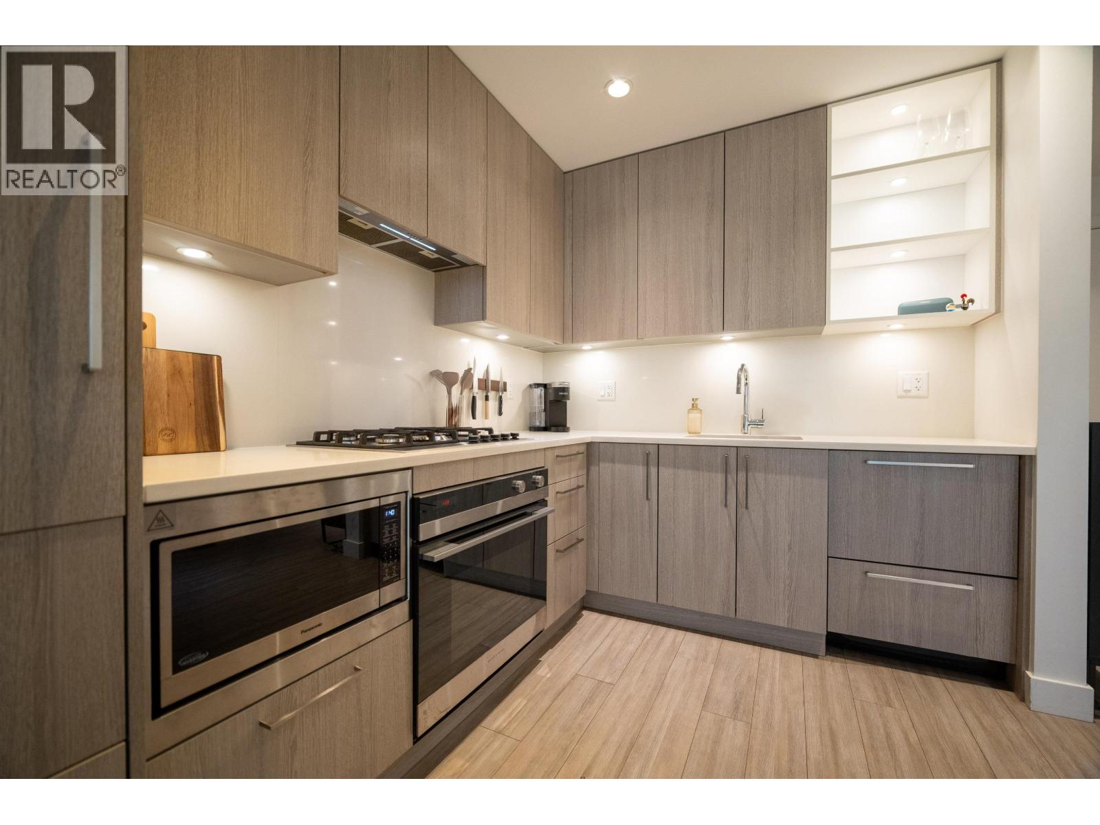 214 707 3rd Street East, North Vancouver, British Columbia  V7L 1G8 - Photo 3 - R3153468