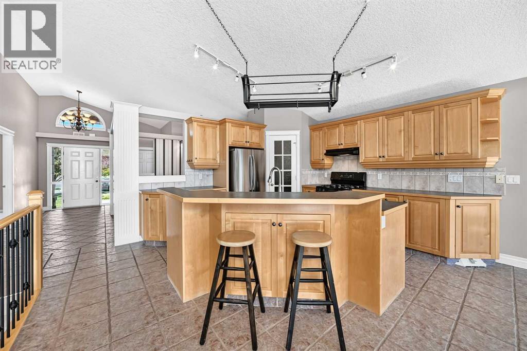 311 Royal Crest Bay NW, Calgary, Alberta  T3G 4M3 - Photo 4 - A2325643