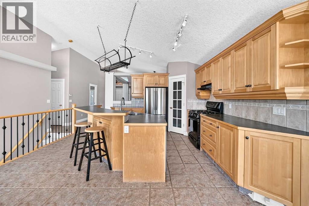 311 Royal Crest Bay NW, Calgary, Alberta  T3G 4M3 - Photo 5 - A2325643