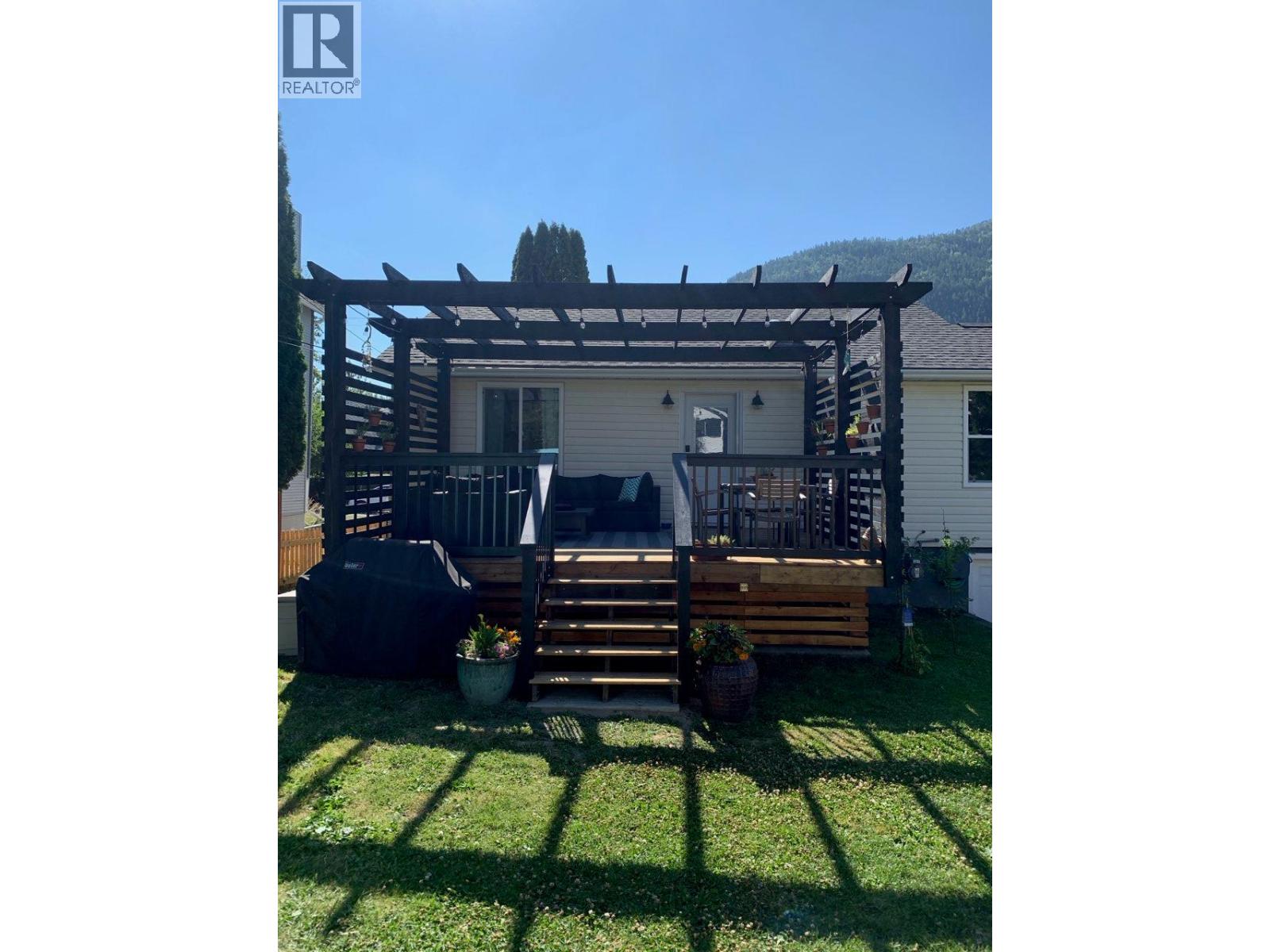 612 Second Street, Nelson, British Columbia  V1L 2L8 - Photo 5 - 10396537