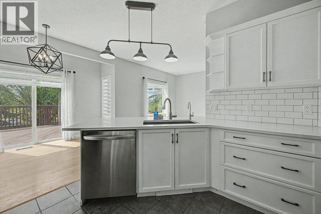 218 Cougarstone Circle Sw, Calgary, Alberta  T3H 4W5 - Photo 9 - A2334588