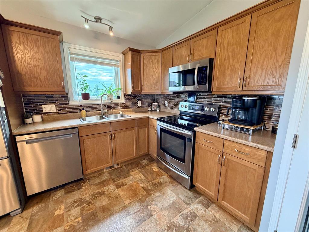 335 6th Avenue, Oakville, Manitoba  R0H 0Y0 - Photo 4 - 202619708