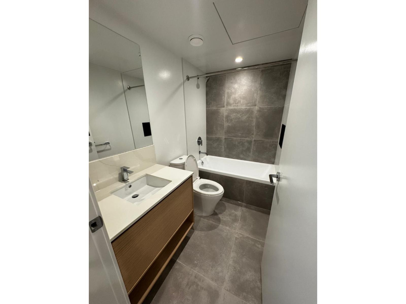 704 13725 George Junction, Surrey, British Columbia  V6E 2Y3 - Photo 8 - R3153459