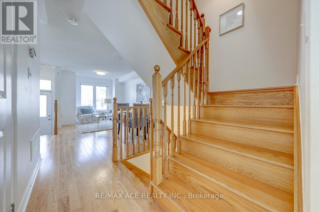 43 Kawneer Terrace, Toronto, Ontario  M1P 0C2 - Photo 11 - E13647566